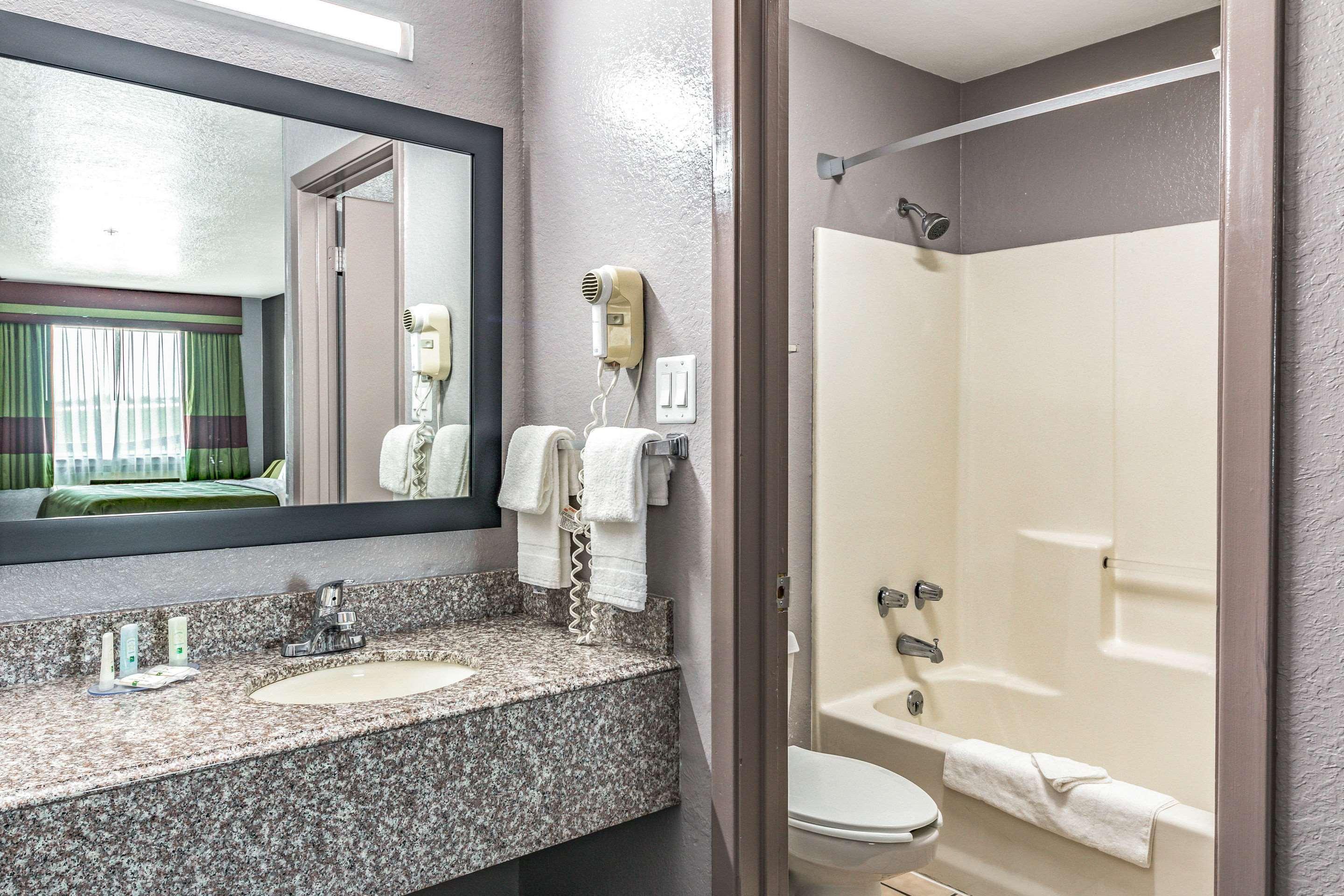 Quality Inn I-10 East Near Frost Bank Center San Antonio Eksteriør billede