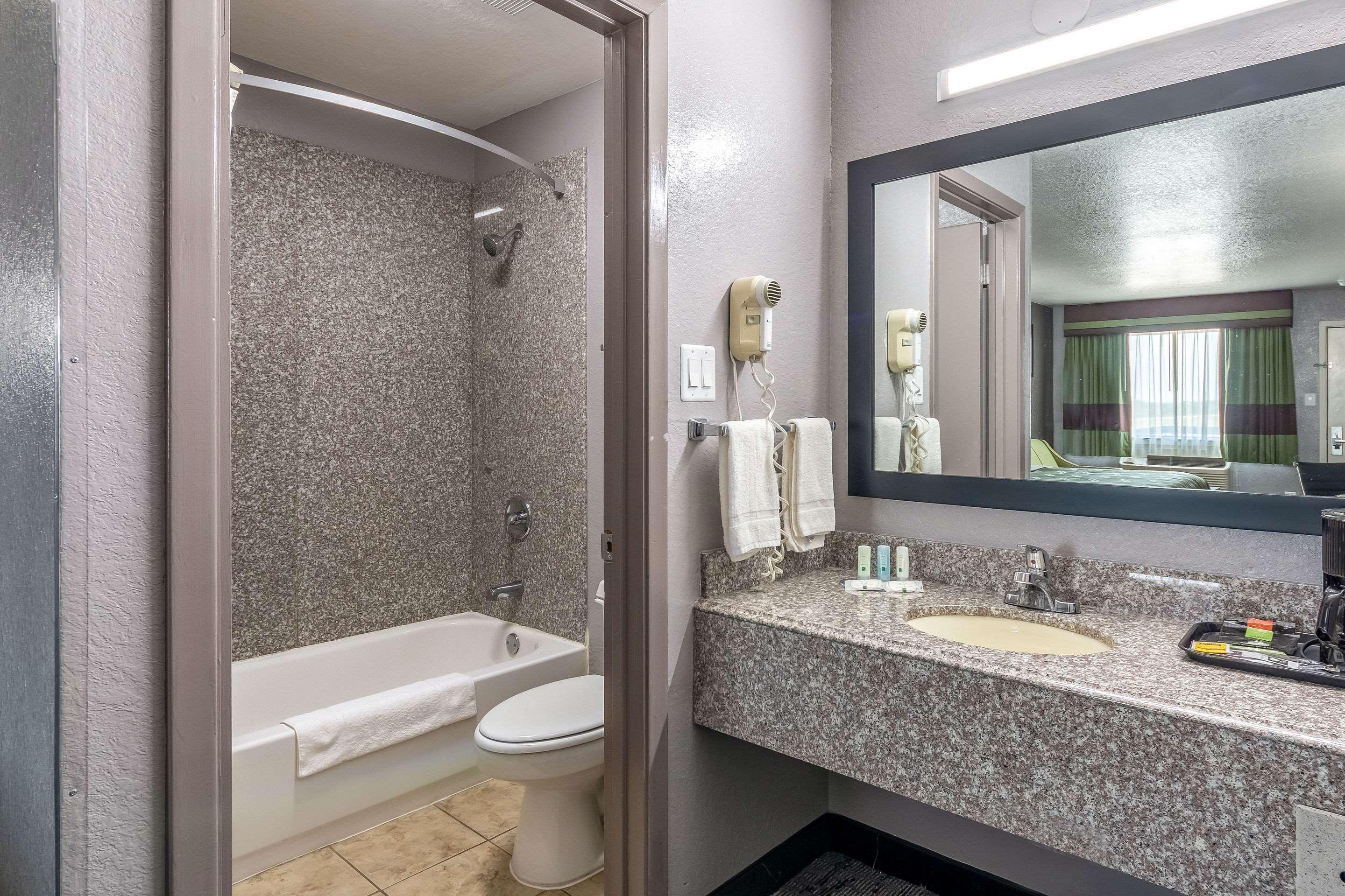 Quality Inn I-10 East Near Frost Bank Center San Antonio Eksteriør billede