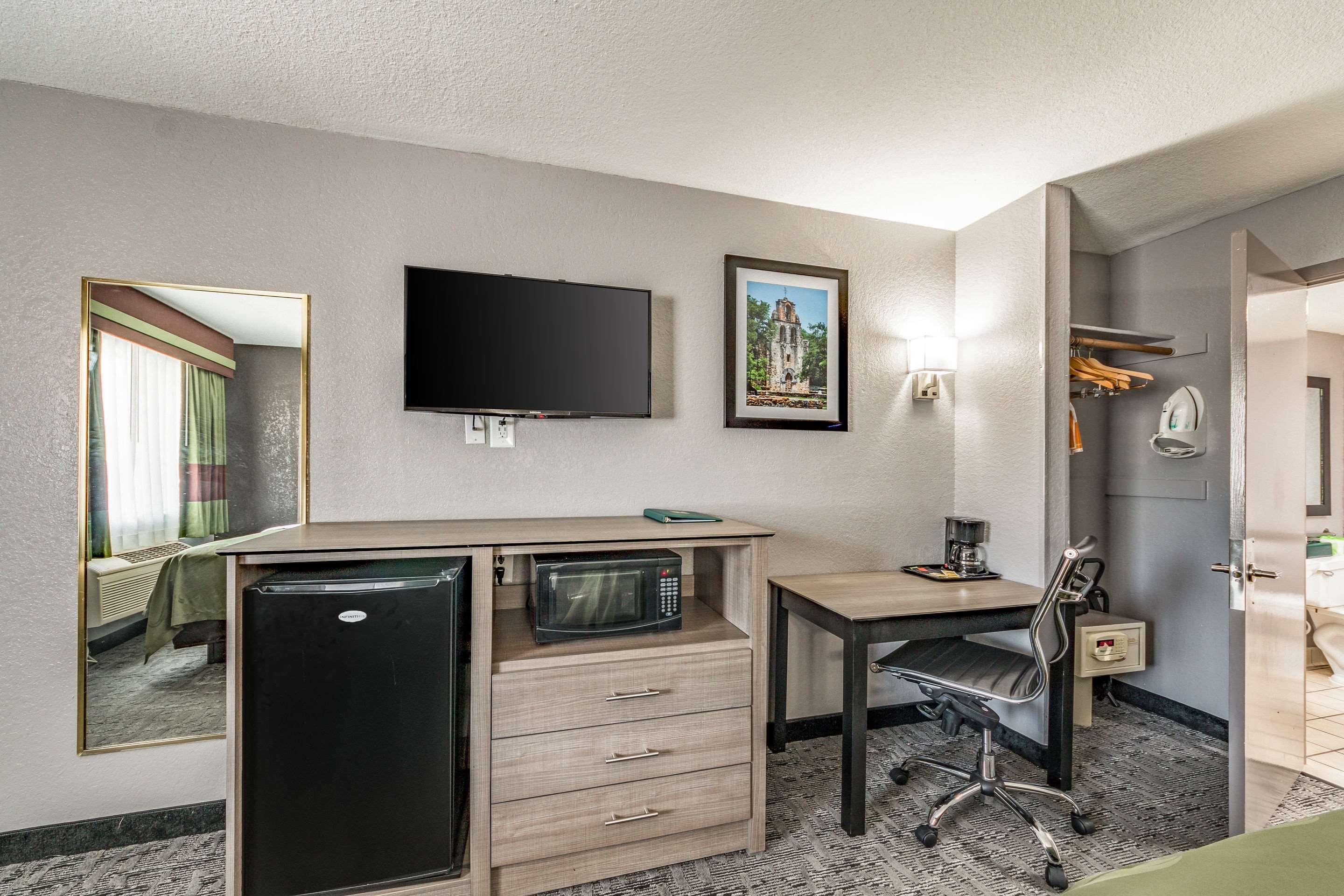 Quality Inn I-10 East Near Frost Bank Center San Antonio Eksteriør billede