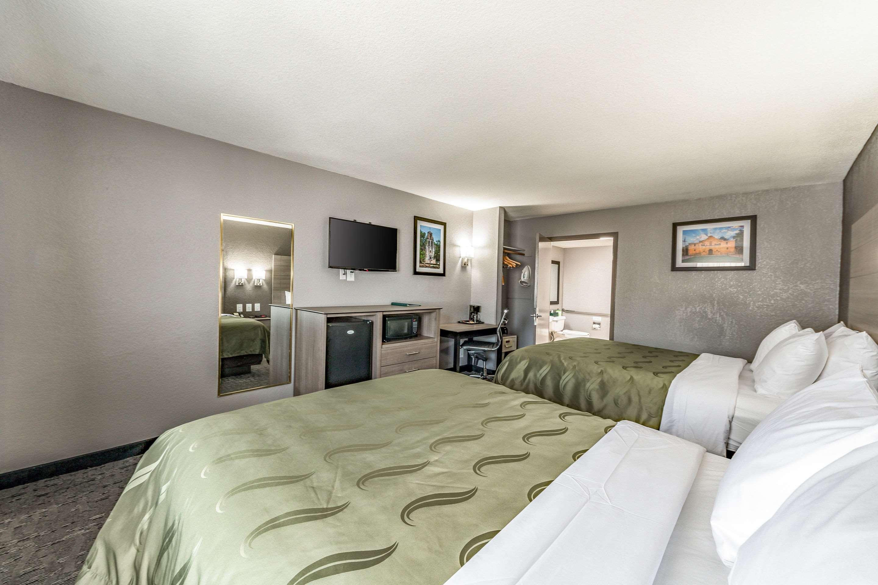 Quality Inn I-10 East Near Frost Bank Center San Antonio Eksteriør billede