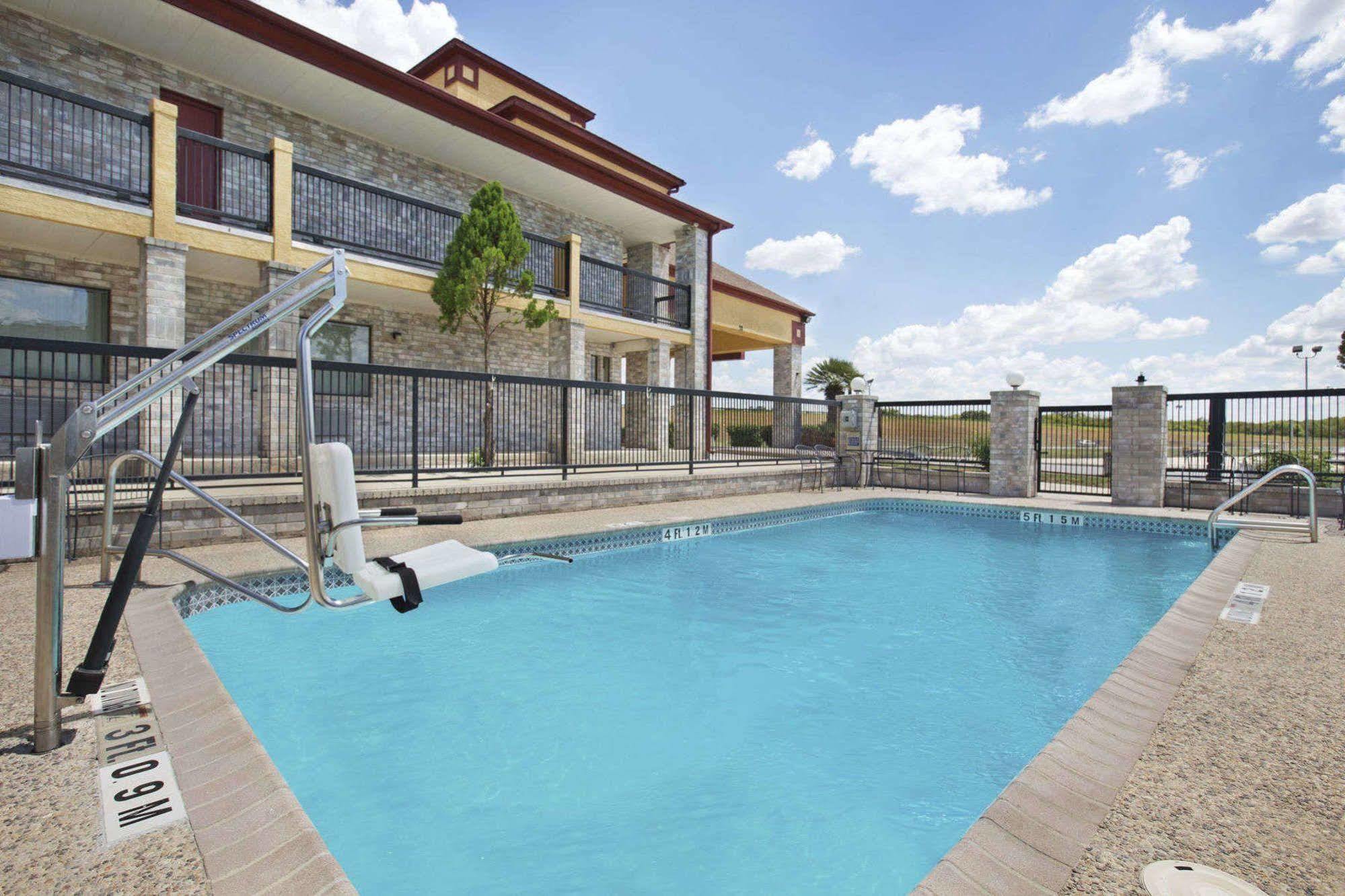 Quality Inn I-10 East Near Frost Bank Center San Antonio Eksteriør billede